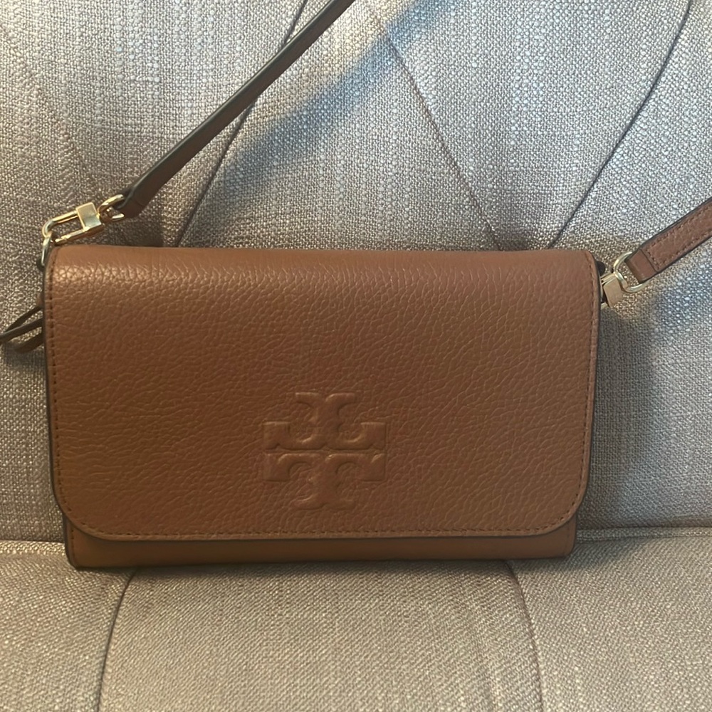 Like New!!  Tory Burch Thea flat crossbody wallet.